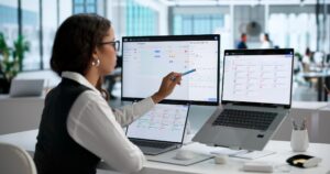 Dashboard da plataforma de GRC VYZKO com indicadores de maturidade em segurança